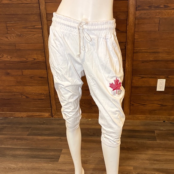 Canada unknown Pants - White Cropped Drawstring Capri Pants with Pink Leaf Accent